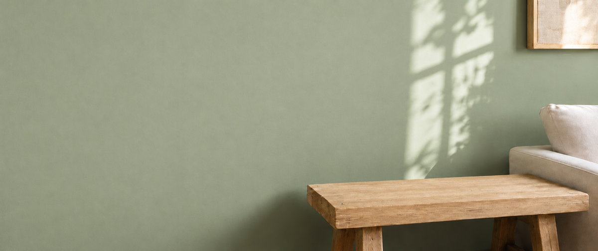 Groene muur geschilderd met Vintage Paint van Chalk Society in een sfeervol interieur